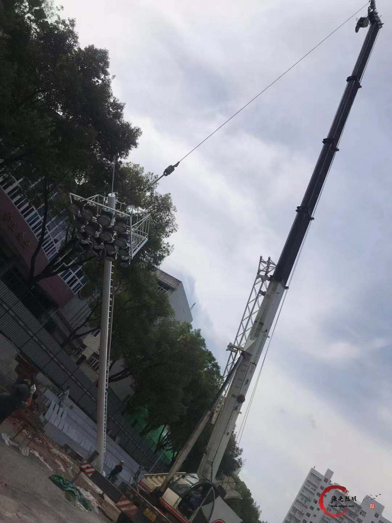 湖南省娄底市第三中学校运动场20米爬梯高杆灯照明工程