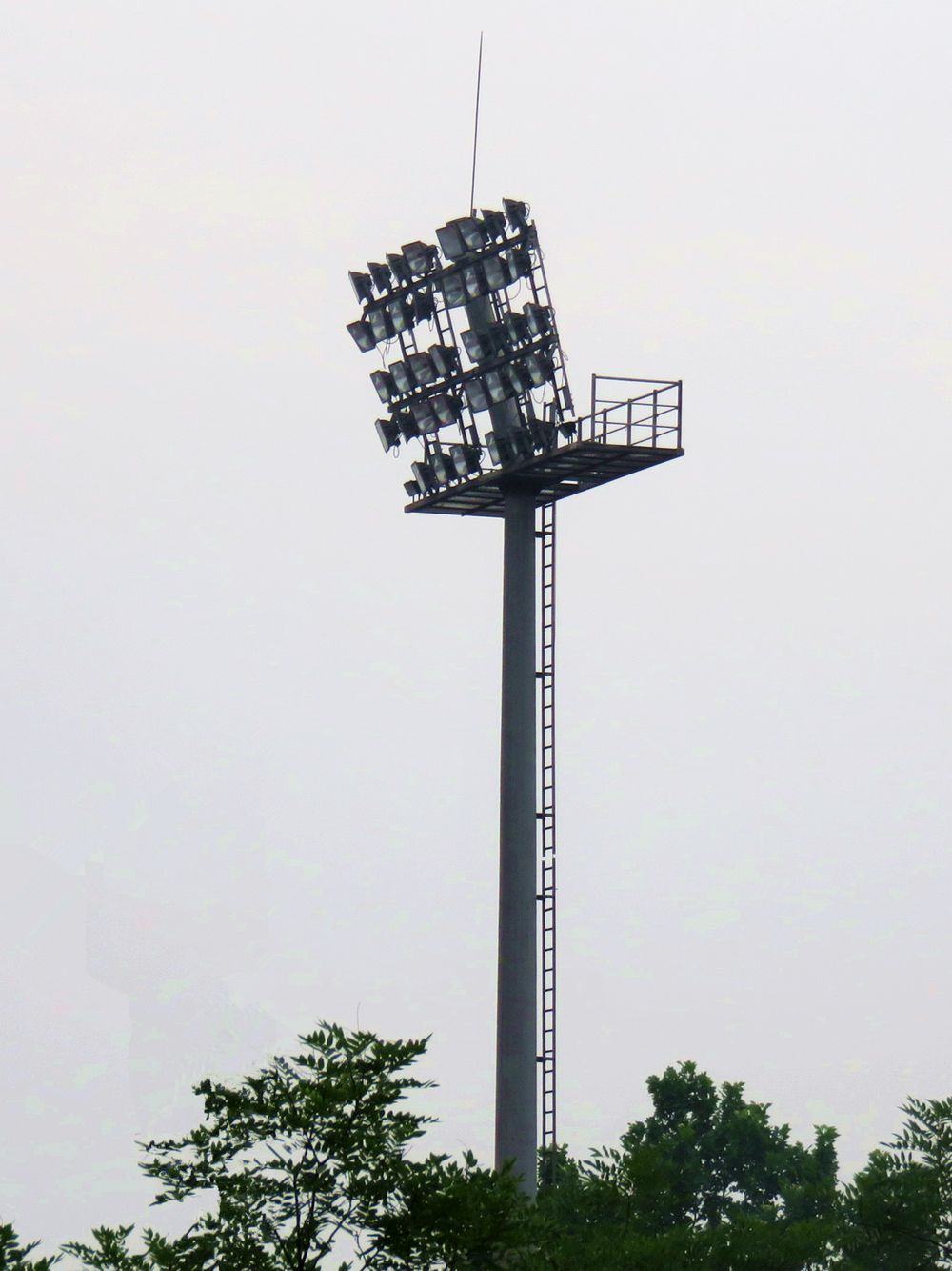 体育场高杆灯照射范围是有多大？灯具配置方式是怎么样的？