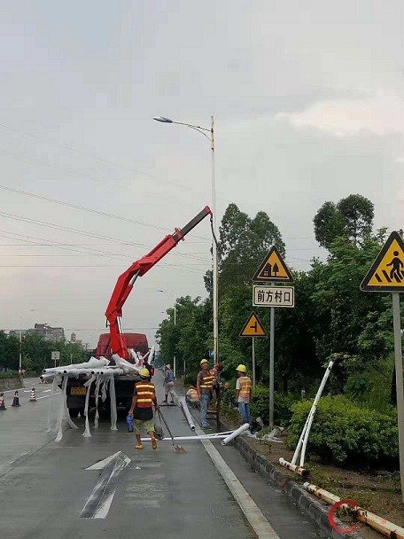 路灯安装施工路段现场，拉起警戒线