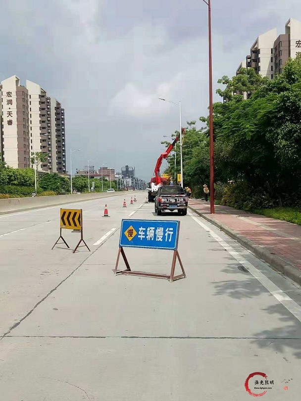 海光照明安装人员正在安装路灯，现场拉起警戒线，保障道路安全