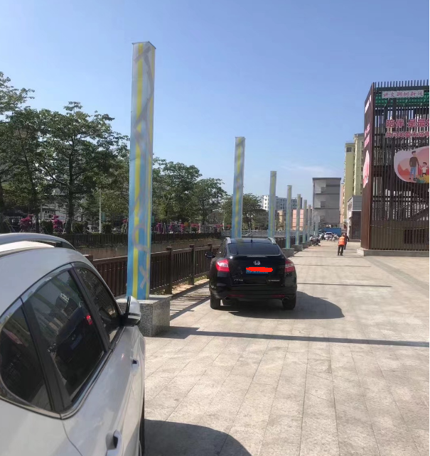 长春商业街部分景观灯不亮 市民出行不便