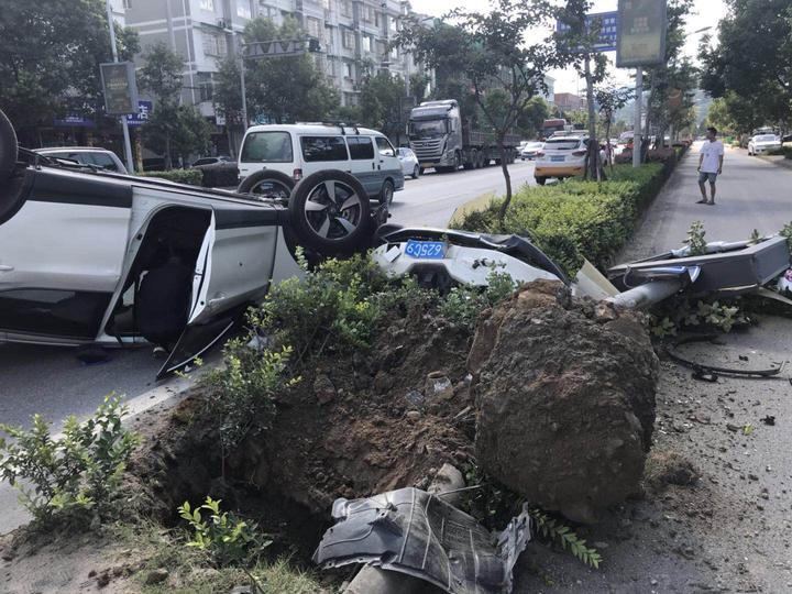 遂昌男子开车途中虫子飞进眼睛 瞬间掀翻路灯 遂昌男子开车途中虫子飞进眼睛 瞬间掀翻路灯